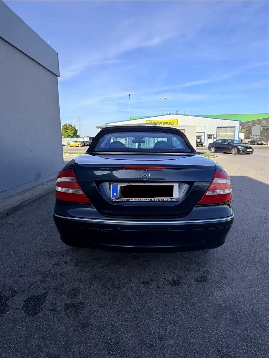Mercedes-Benz Clk-Class 2004 photo 2