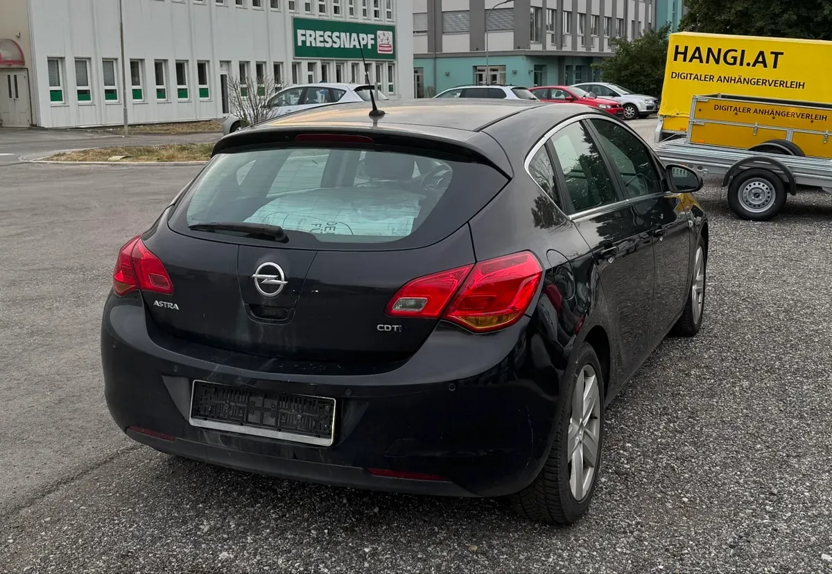 Opel Astra 2010 photo 2