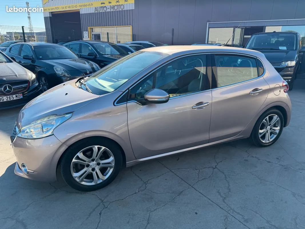 Peugeot 208 2012 photo 2