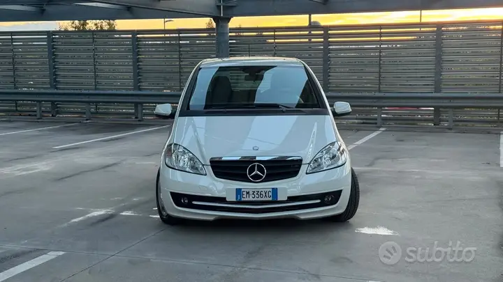 Mercedes-Benz A 160 2012 photo 2