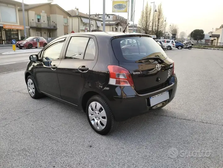 Toyota Yaris 2011 photo 4
