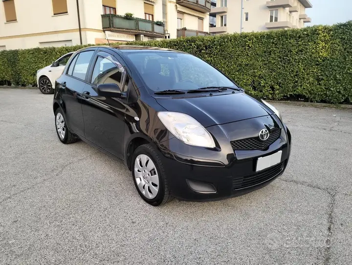 Toyota Yaris 2011 photo 2