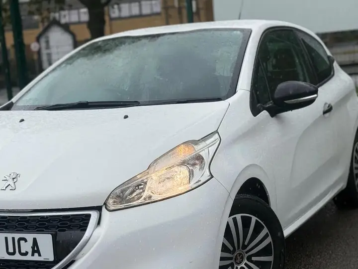 Peugeot 208 2014 photo 5