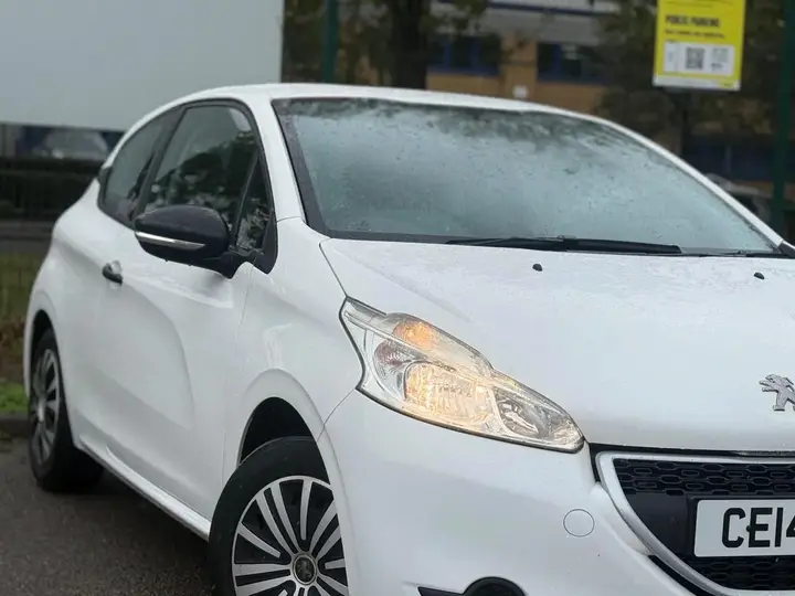 Peugeot 208 2014 photo 4