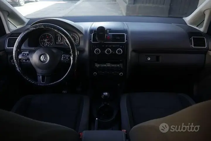Volkswagen Touran 2012 photo 2