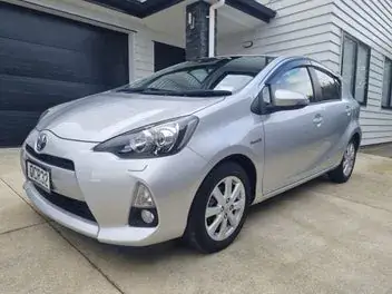 Toyota Aqua 2012 photo 2