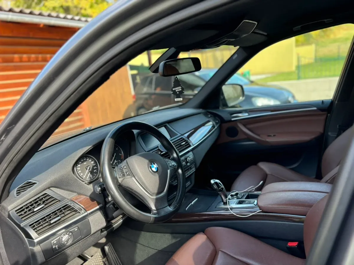 BMW X5 2010 photo 2