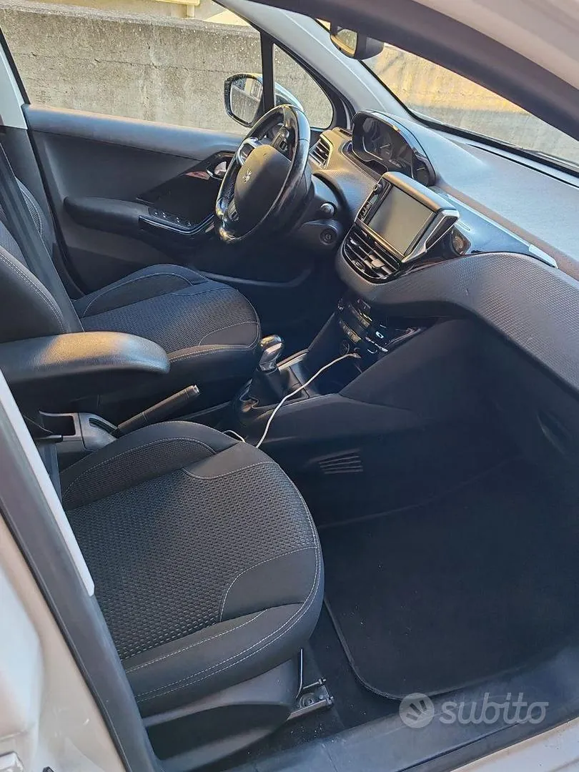 Peugeot 208 2017 photo 5