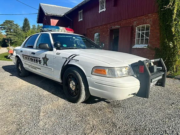 Ford Crown Victoria 2011 photo 2