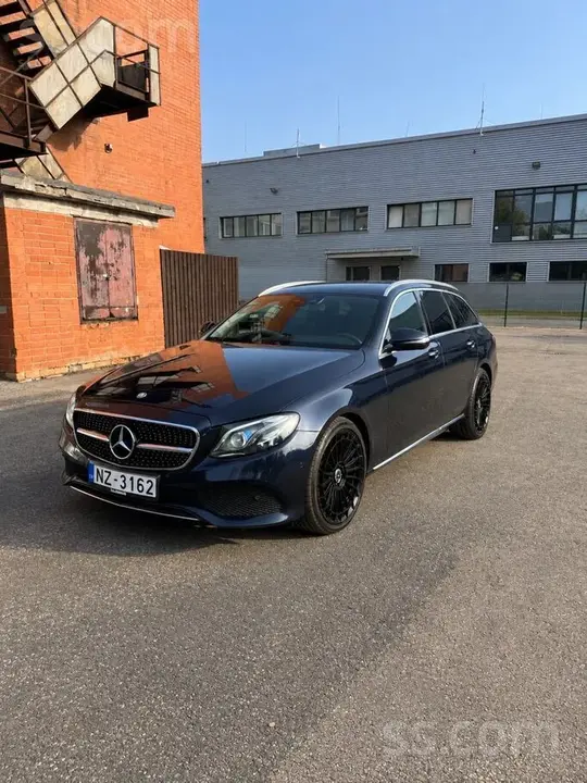Mercedes-Benz E220 2017 photo 2