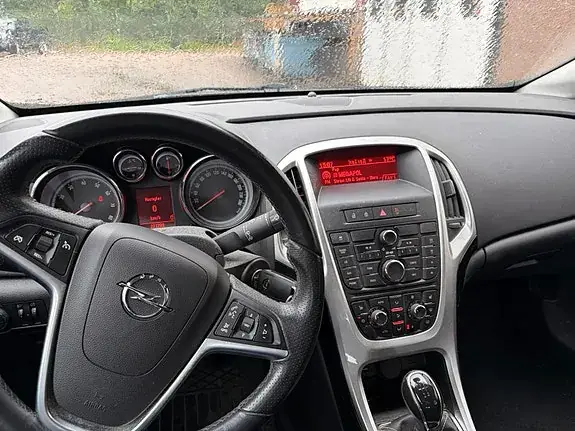 Opel Astra 2011 photo 4