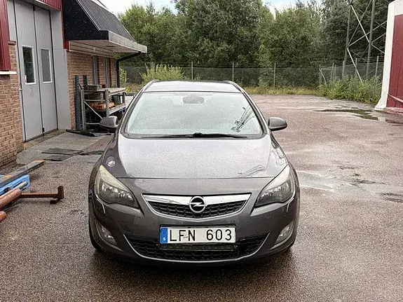 Opel Astra 2011 photo 2