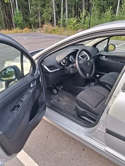 Peugeot 207 2009 photo 2