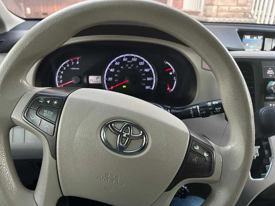 Toyota Sienna 2013 photo 3