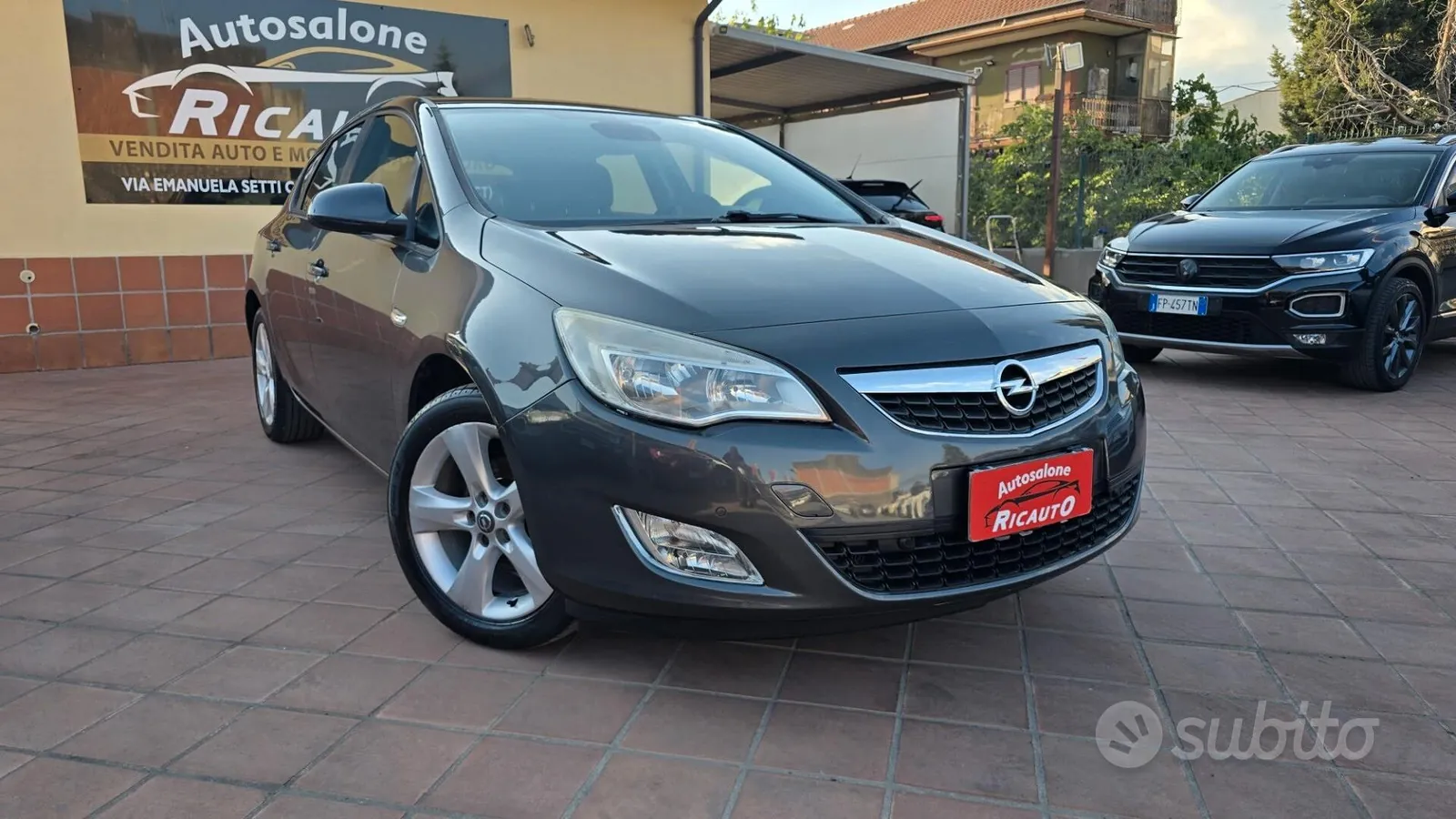 Opel Astra 2011 photo 2