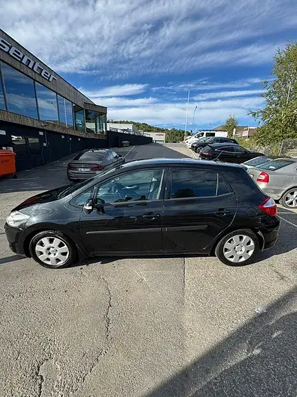 Toyota Auris 2010 photo 2