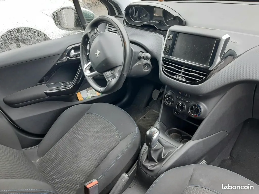 Peugeot 208 2017 photo 3