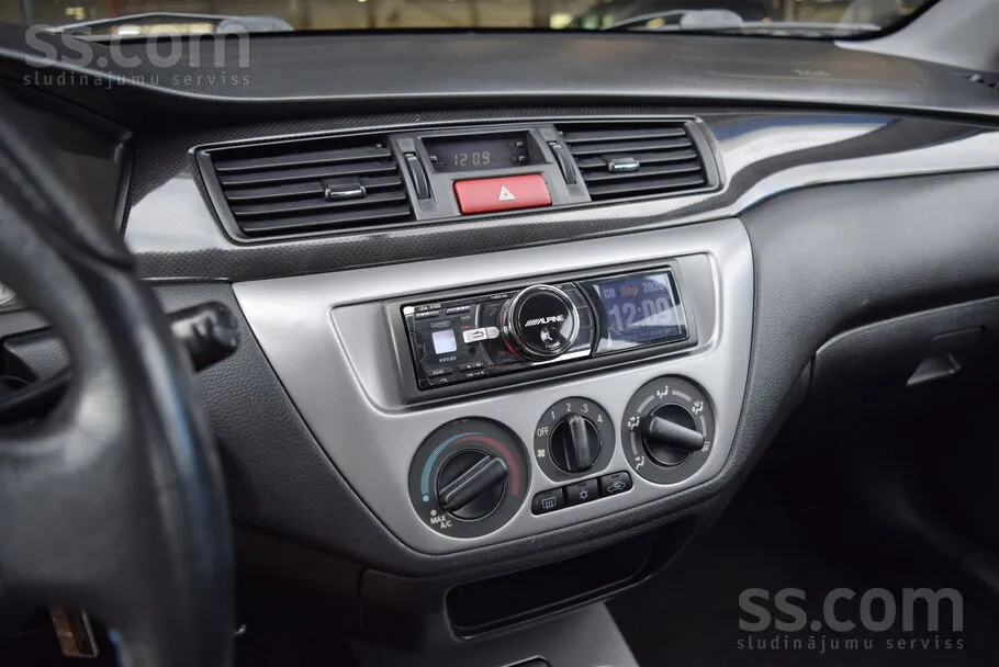 Mitsubishi Lancer Evolution 2001 photo 5