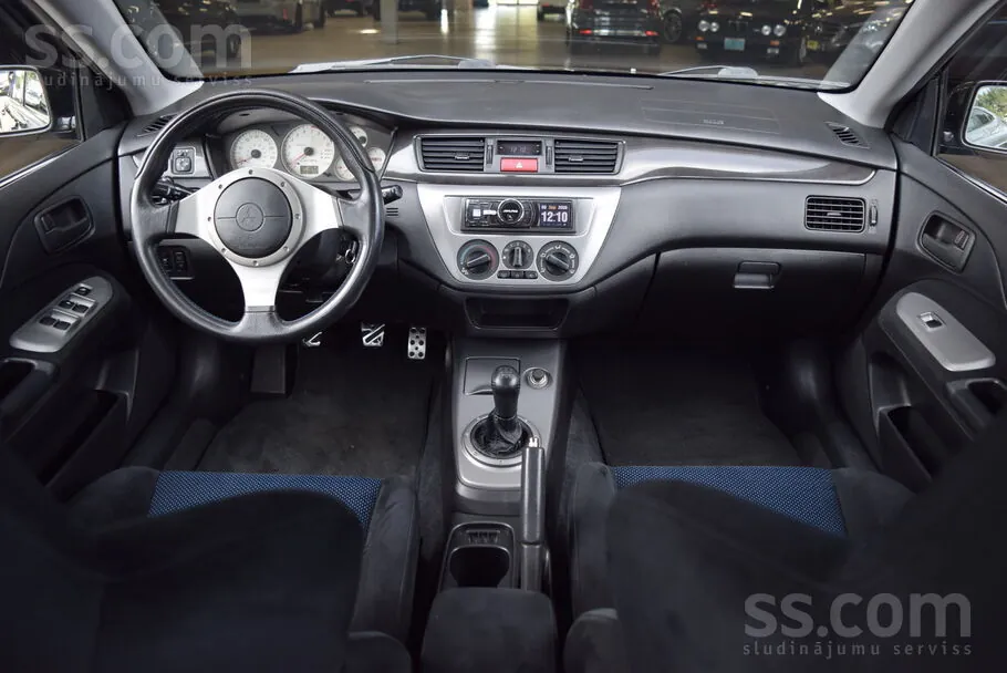 Mitsubishi Lancer Evolution 2001 photo 4