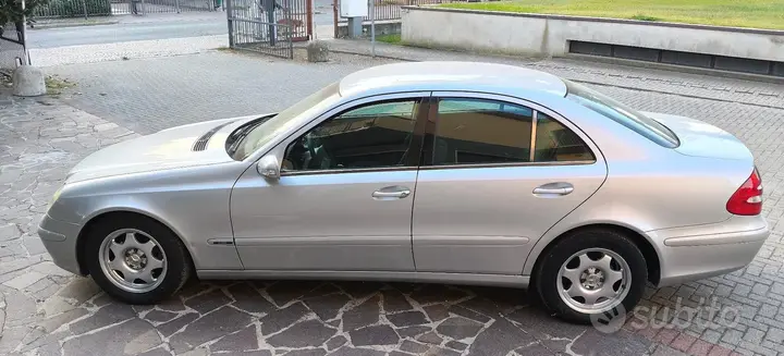 Mercedes-Benz E 200 2004 photo 2