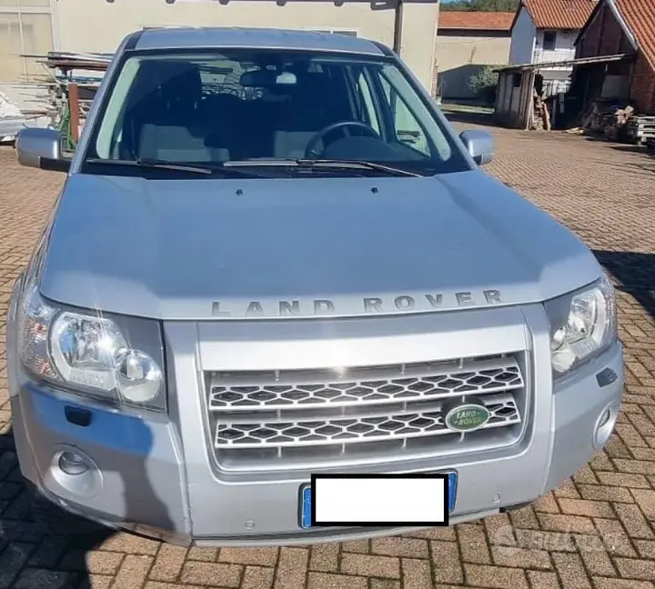 Land Rover Freelander 2010 photo 2