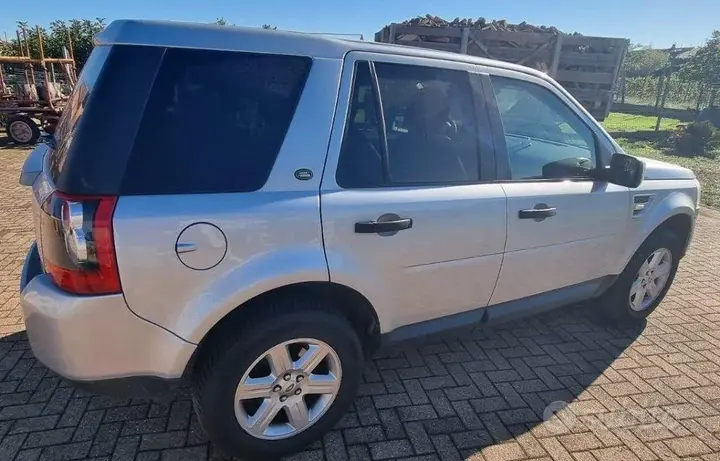 Land Rover Freelander 2010 photo 3