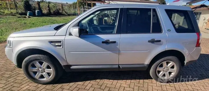 Land Rover Freelander 2010 photo 4