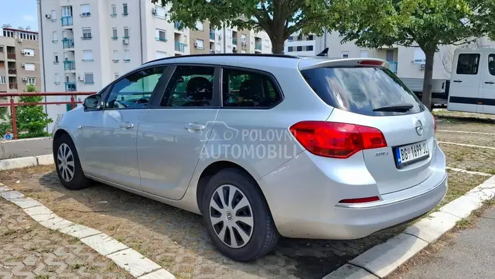 Opel Astra J 2014 photo 2