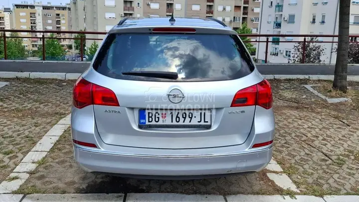 Opel Astra J 2014 photo 4