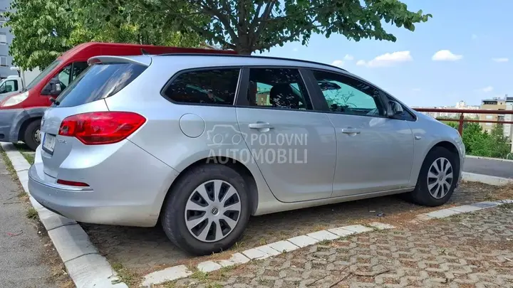 Opel Astra J 2014 photo 3