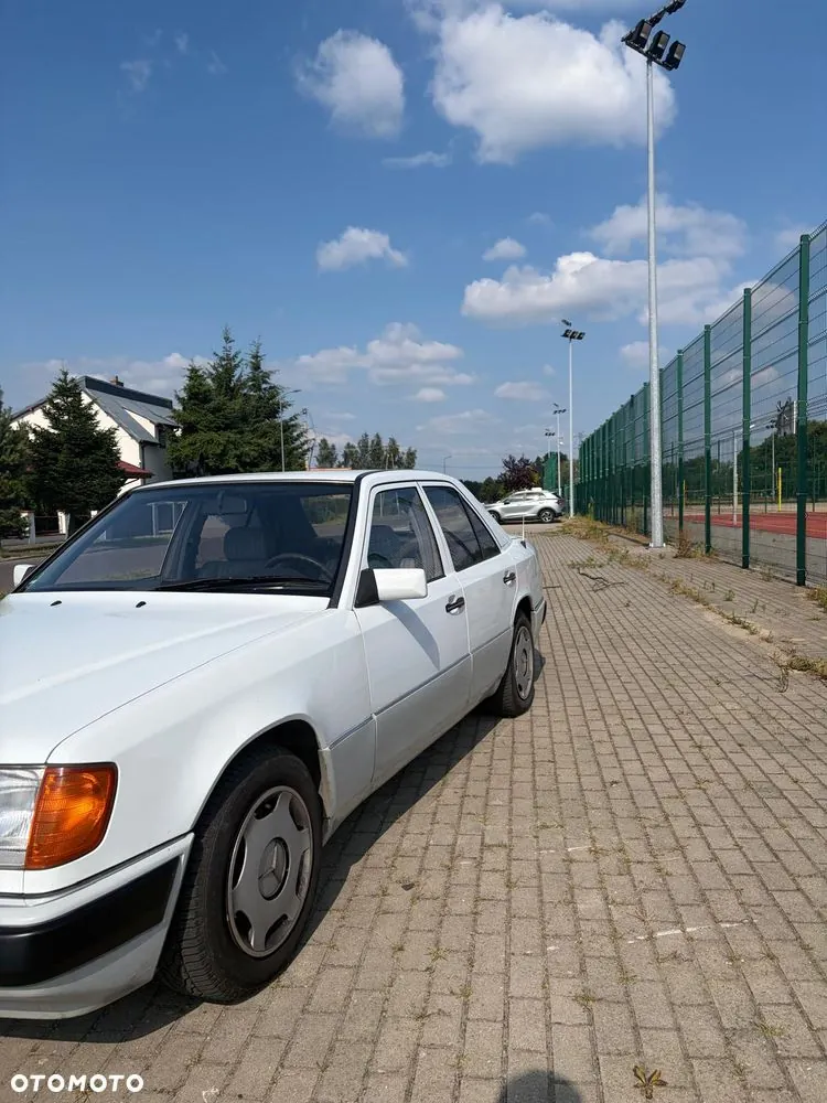 Mercedes-Benz W124 1991 photo 2