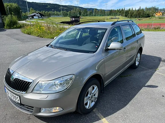 Skoda Octavia 2009 photo 2