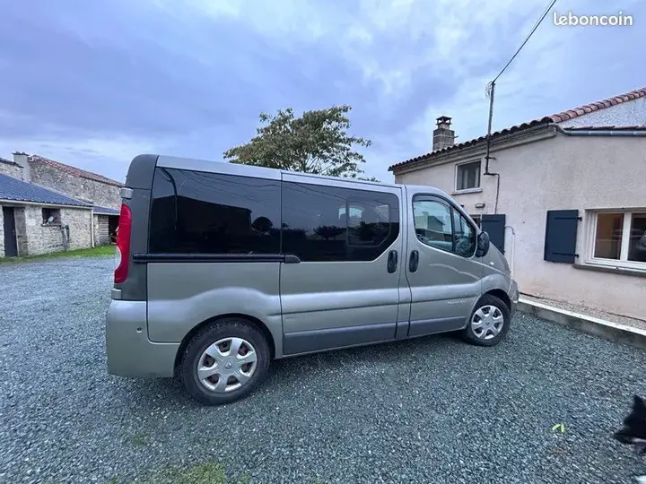 Renault Trafic 2012 photo 2