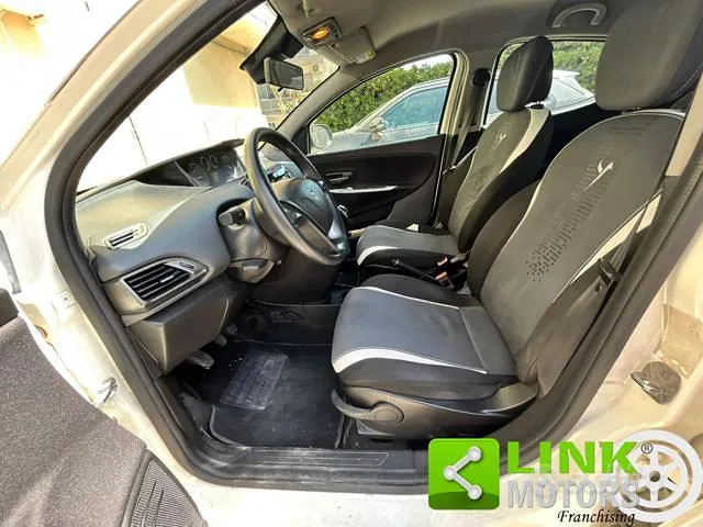 Lancia Ypsilon 2014 photo 2