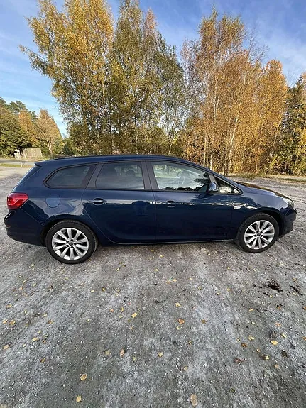 Opel Astra 2012 photo 2