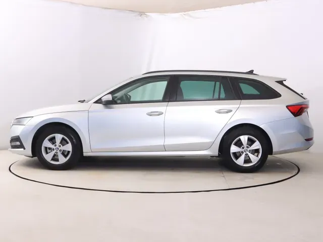 Skoda Octavia Combi 2023 photo 2