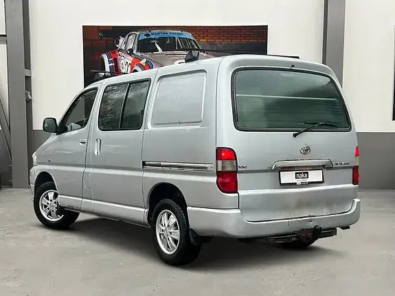 Toyota Hiace 2009 photo 2