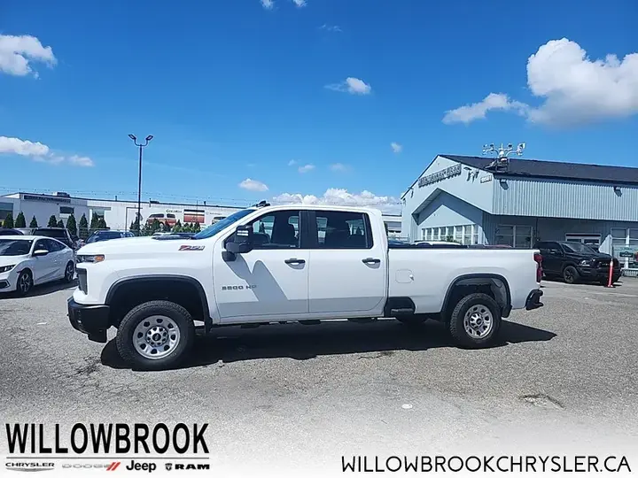 Chevrolet Silverado 3500Hd 2024 photo 2