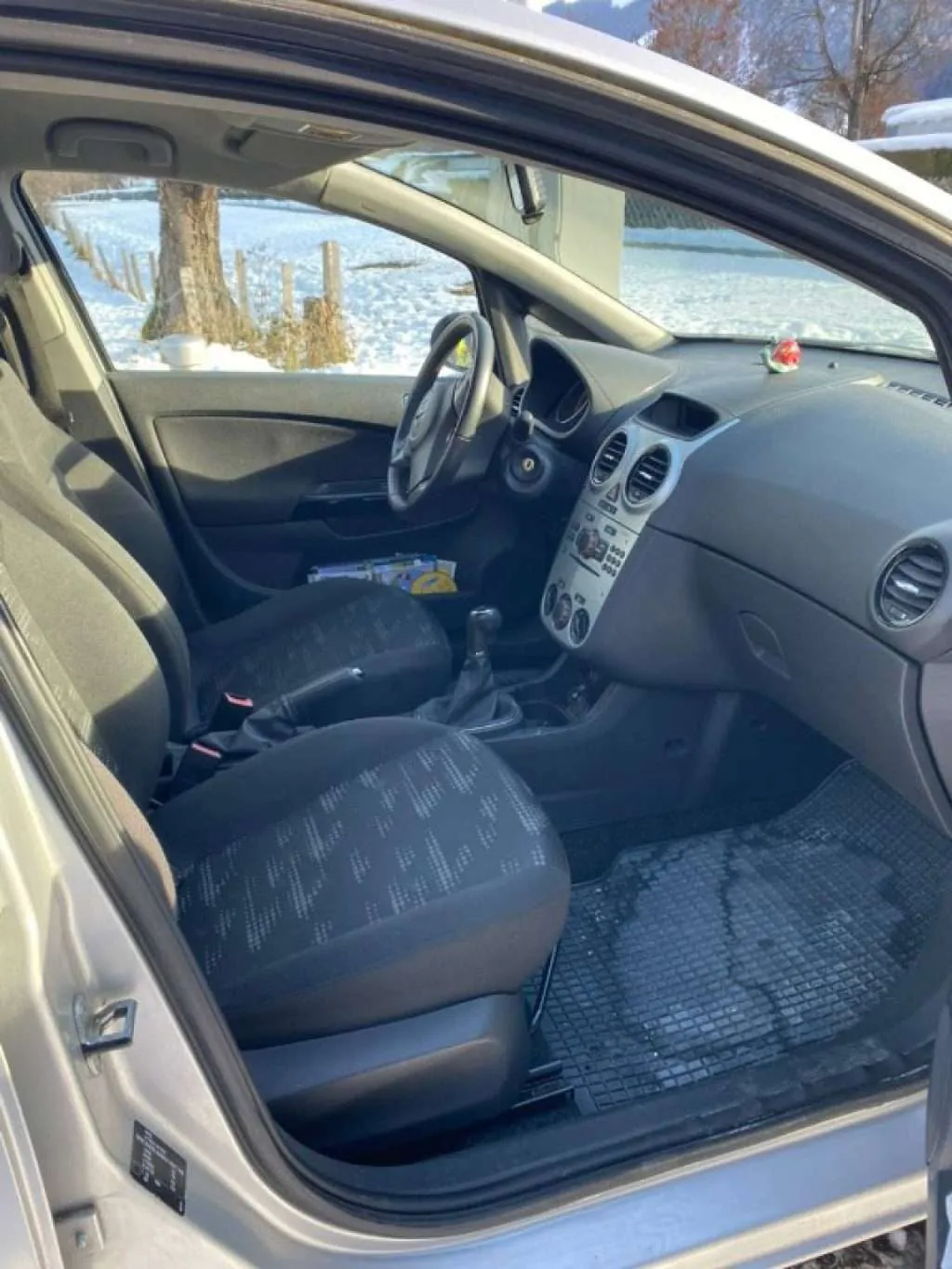 Opel Corsa 2011 photo 2