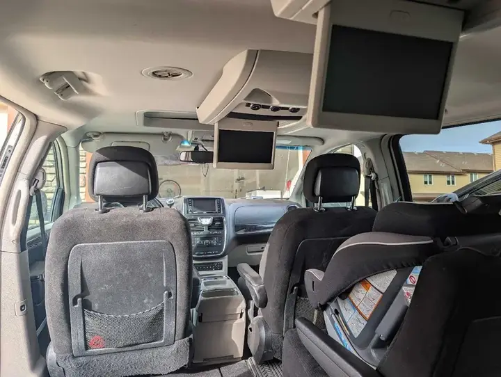 Chrysler Town & Country 2012 photo 3