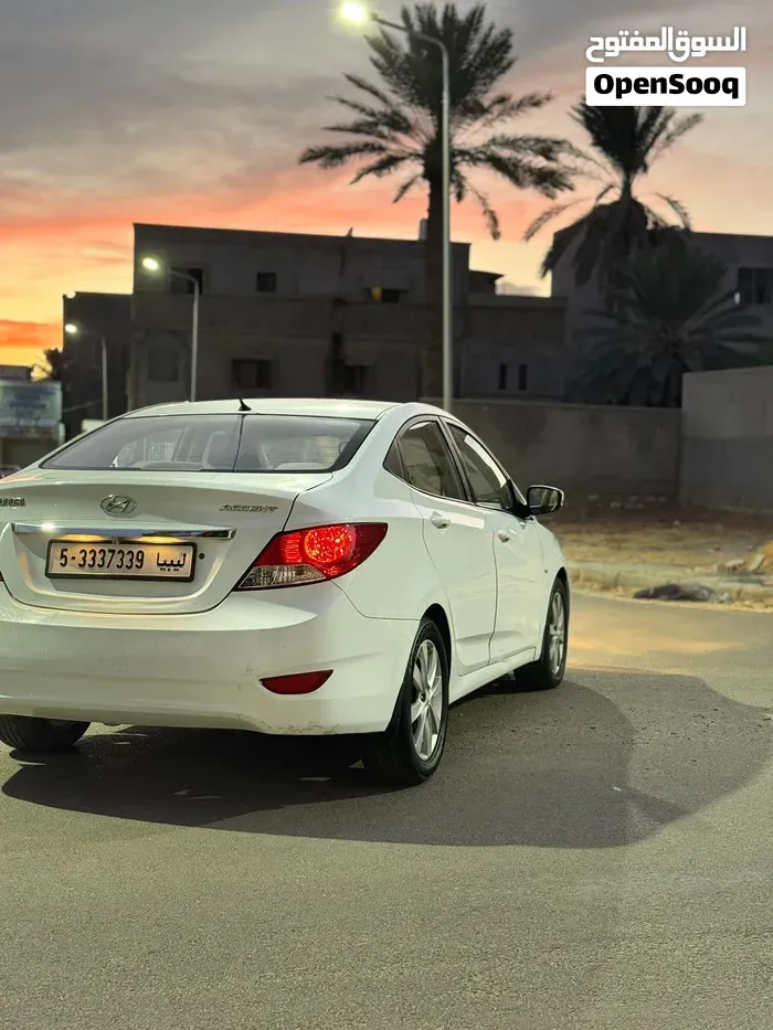 Hyundai Accent 2012 photo 4