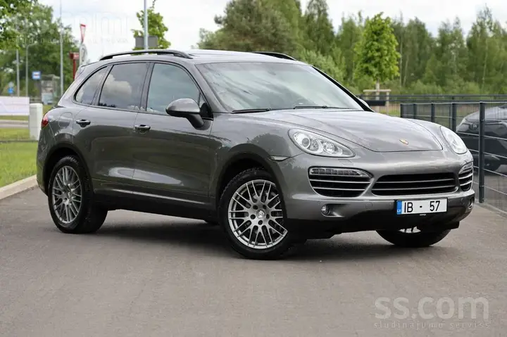 Porsche Cayenne 2011 photo 2
