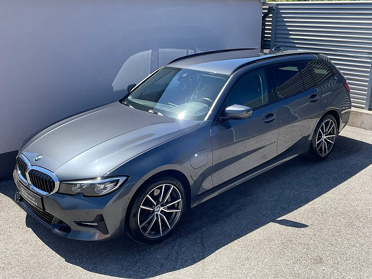 BMW 3 Series 2022 photo 2