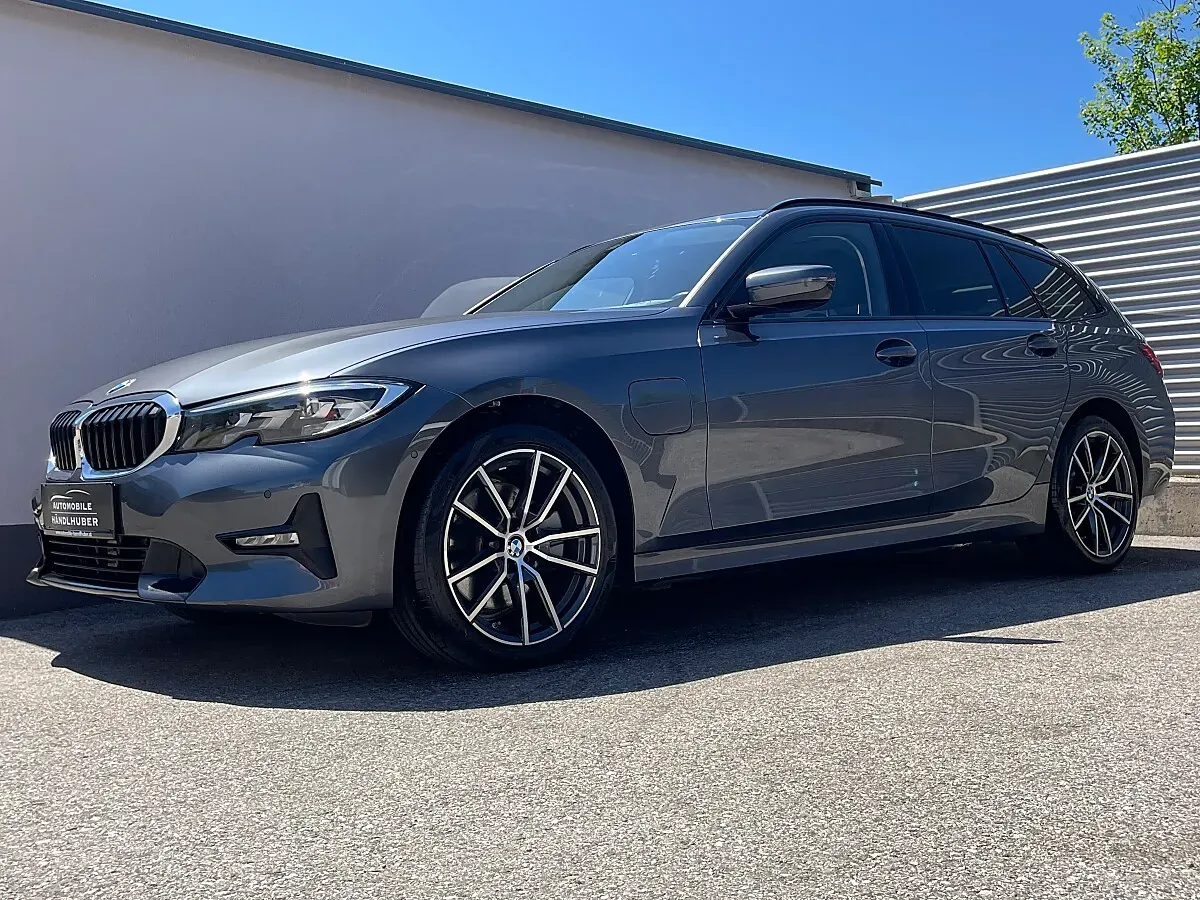 BMW 3 Series 2022 photo 3