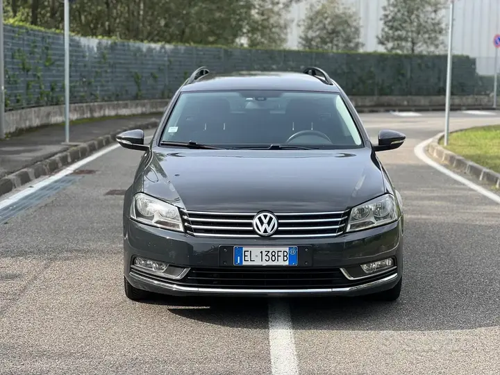 Volkswagen Passat 2011 photo 2
