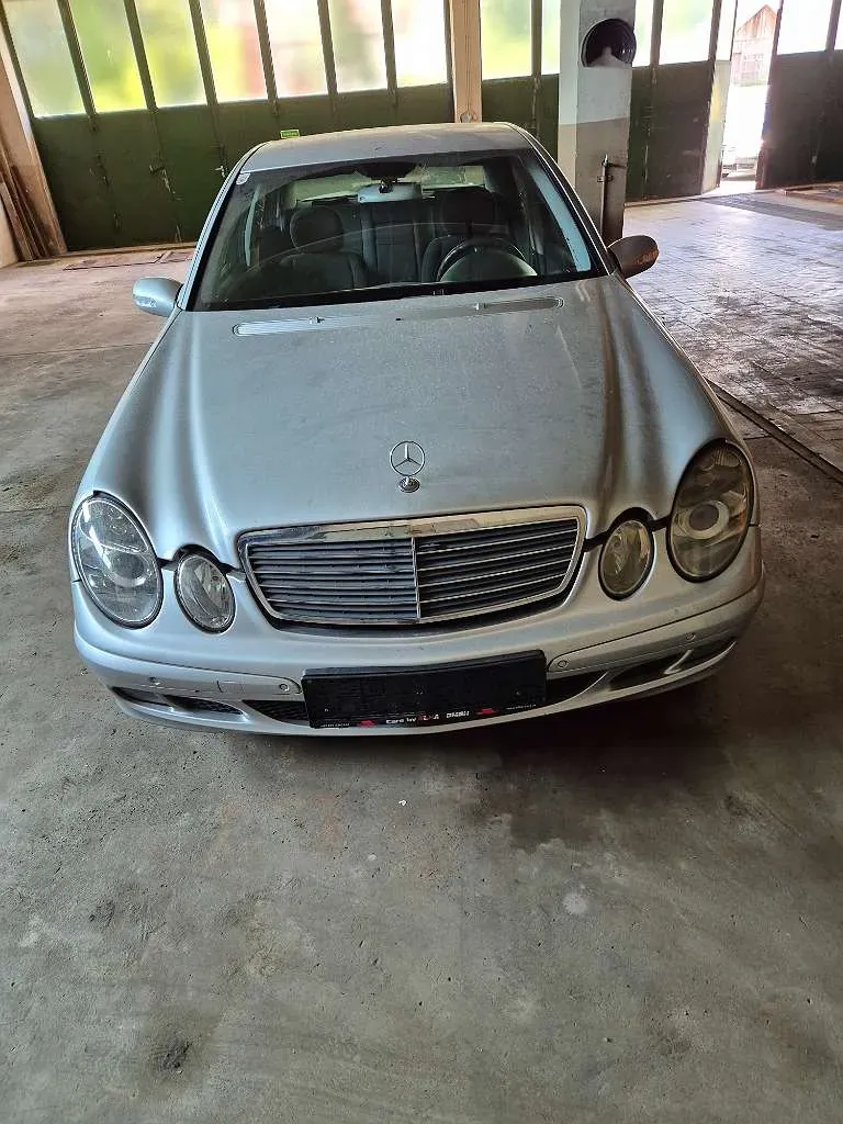 Mercedes-Benz E-Class 2005 photo 2
