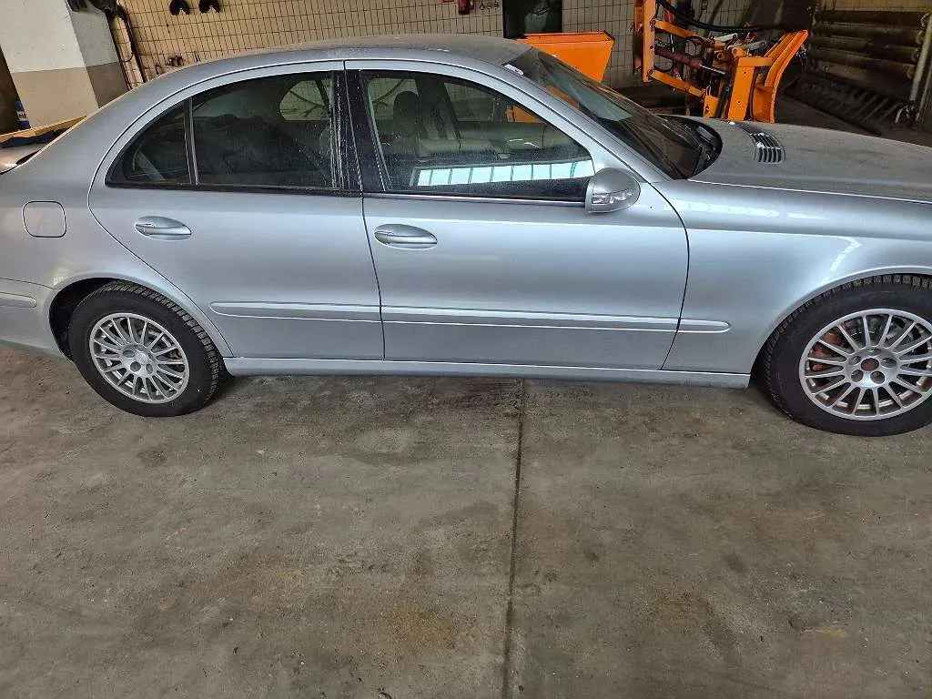 Mercedes-Benz E-Class 2005 photo 3