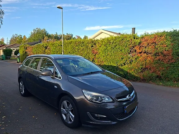 Opel Astra 2013 photo 2