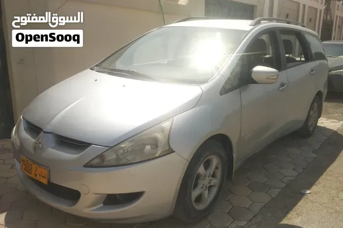 Mitsubishi Grandis 2007 photo 2