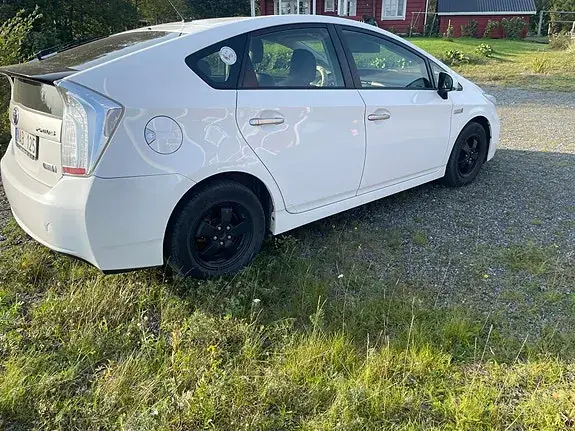 Toyota Prius Plug-In Hybrid 2012 photo 2
